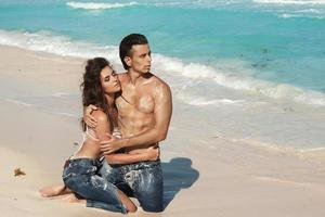 beau couple portant des jeans sur la plage tropicale photo