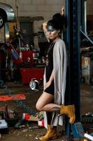 femme mécanicienne dans le garage avec un maquillage artistique sur son visage stylisé comme une tache sale photo