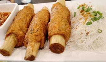 chao tom, cuisine vietnamienne. crevettes hachées frites en brochette de canne à sucre. restaurant vietnamien avec une délicieuse cuisine traditionnelle de l'asean. Culture photo