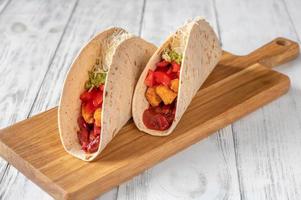 taco avec remplissage sur le fond en bois photo