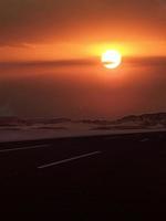 pleine lune sur l'autoroute vers les montagnes de sharm el sheikh photo