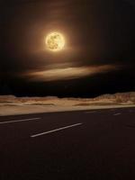 pleine lune sur l'autoroute vers les montagnes de sharm el sheikh photo