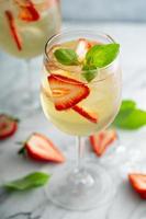 sangria blanche d'été aux fraises photo