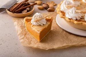 tarte au tourbillon de gâteau au fromage à la citrouille garnie de crème fouettée photo