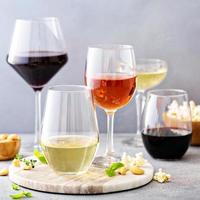vin rouge, blanc et rose dans différents verres photo
