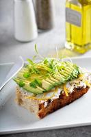 toast à l'avocat sur pain au levain photo