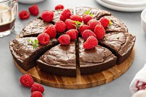 gâteau au brownie garni de framboises fraîches photo