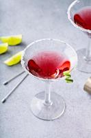 martini cosmopolite traditionnel avec bordure en sucre et garniture photo