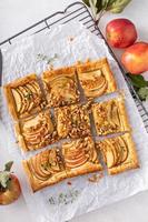 tarte aux pommes avec pâte feuilletée garnie de noix et de cassonade photo