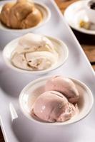 desserts italiens sur la table, trois sortes de gelato photo