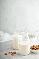 lait d'amande dans des bouteilles en verre photo