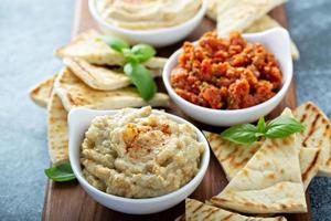 planche mezze avec pita et trempettes photo