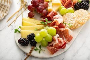 planche de charcuterie avec fromage et viande photo