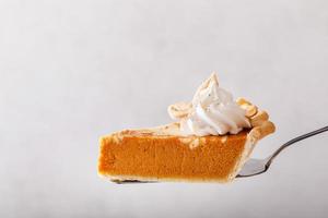 tarte au tourbillon de gâteau au fromage à la citrouille garnie de crème fouettée photo