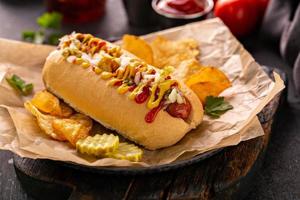 hot-dog américain traditionnel avec de la moutarde et du ketchup photo