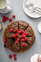 gâteau au brownie garni de framboises fraîches photo