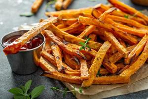 frites de patates douces avec sauces photo