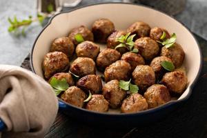 boulettes de viande suédoises dans une poêle en fonte photo