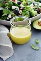 vinaigrette saine à la moutarde au miel avec avocat photo