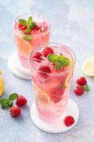 cocktail froid de printemps ou d'été, limonade à la framboise photo