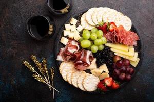 planche de charcuterie avec une variété de fromages et de viandes photo