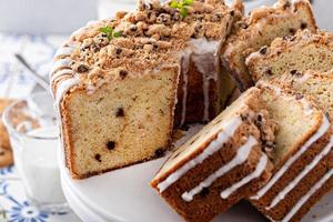 gâteau quatre-quarts aux pépites de chocolat fait dans un moule à tube photo