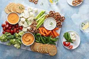 planche à collation à base de plantes avec légumes et craquelins photo