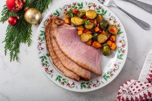 jambon en spirale de noël avec des légumes sur le côté photo