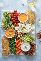 planche à collation à base de plantes avec légumes et craquelins photo