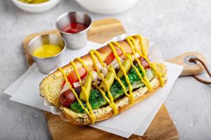 hot-dog de chicago sur pain aux graines de pavot photo