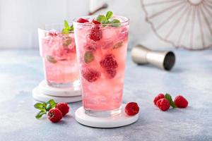 cocktail de printemps ou d'été à la framboise et à la menthe photo