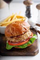 burger à base de plantes avec tomate et laitue photo