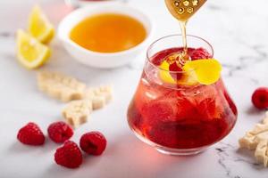 cocktail ou mocktail framboise, miel et citron photo