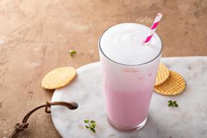 cocktail de lait glacé à la fraise ou à la framboise dans un grand verre photo