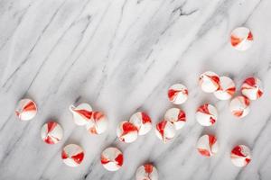 meringues à la menthe poivrée sur une table en marbre, fond de noël photo