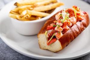 lobster roll avec frites pour le déjeuner ou le dîner photo