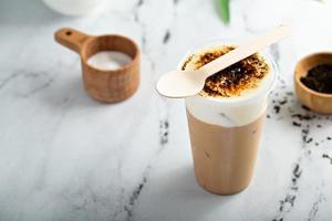 café ou thé glacé à la crème brûlée avec garniture de mousse de lait photo