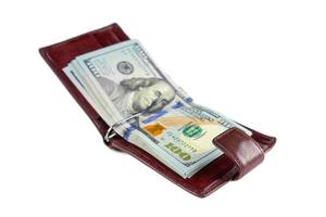 Tas de nouveau design us dollar bills in brown wallet isolé sur fond blanc photo