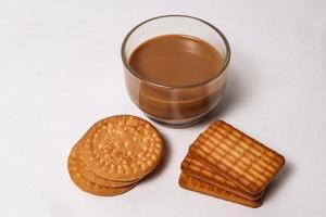 biscuits de blé dans l'assiette blanche, biscuit atta, biscuits - gros plan d'un petit-déjeuner frais biscuits. photo