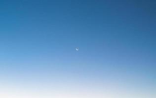 vue paysage avec ciel bleu clair et petite lune photo