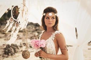 jeune belle mariée célébrant le mariage sur la plage photo