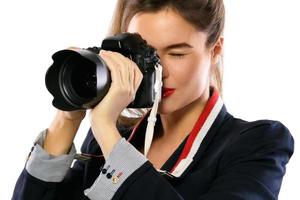 femme photographe avec un appareil photo reflex numérique sur fond blanc