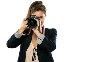 femme photographe avec un appareil photo reflex numérique sur fond blanc