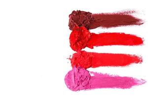 différents échantillons multicolores d'un rouge à lèvres taché photo