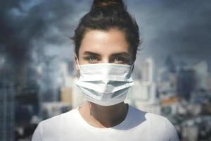 femme portant un masque facial à cause de la pollution de l'air ou de la pandémie de virus dans la ville photo