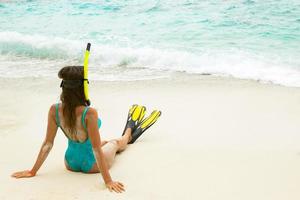 belle jeune femme après la plongée en apnée sur la plage photo