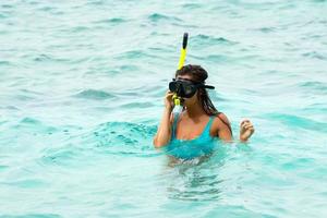 femme dans la mer pendant la plongée en apnée dans l'eau bleue photo