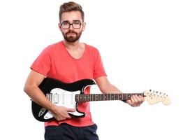 gars avec une guitare sur fond blanc photo