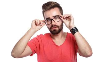 Bel homme barbu à lunettes sur fond blanc photo