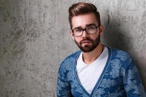 beau jeune homme barbu portant des lunettes photo